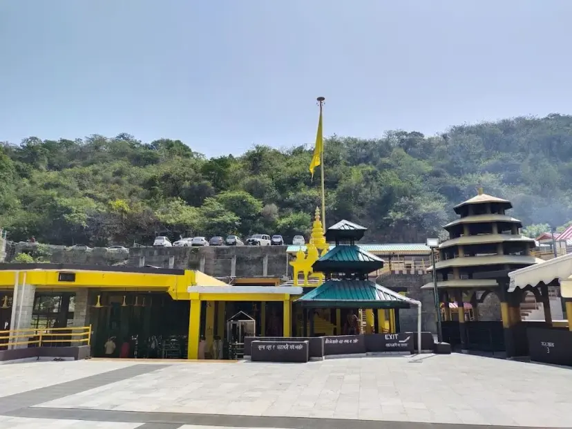 Maa Baglamukhi Temple